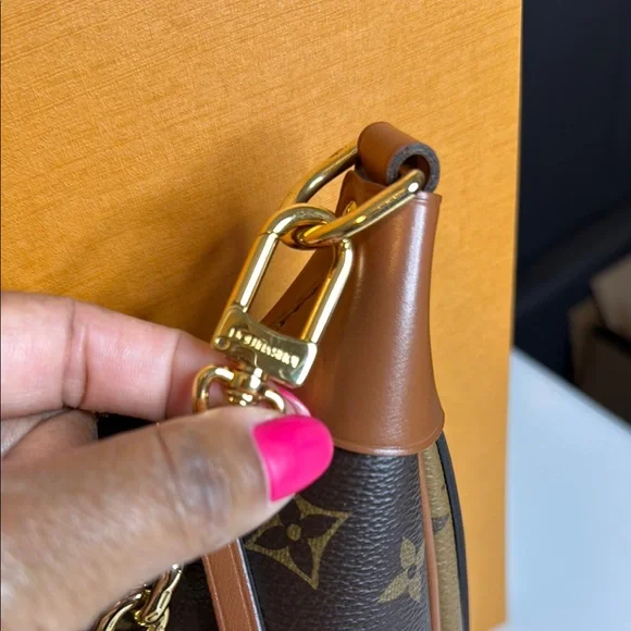 Louis Vuitton Reverse Monogram Canvas Loop Hobo - Picture 14 of 15